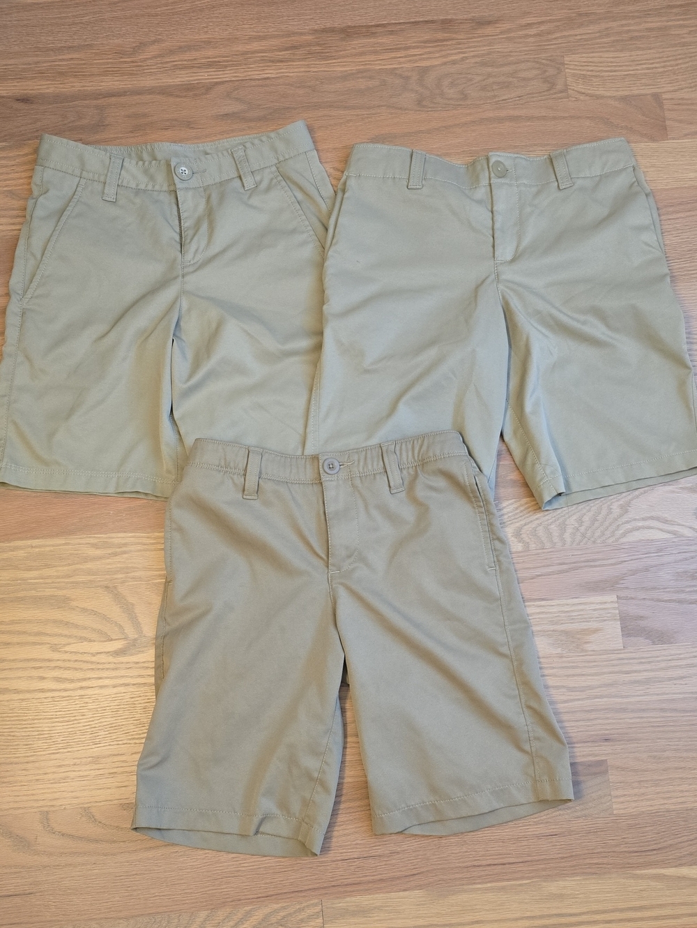 Boys Under Armour Heat Gear Loose Performance Khaki Uniform or Golf Shorts Sz 10